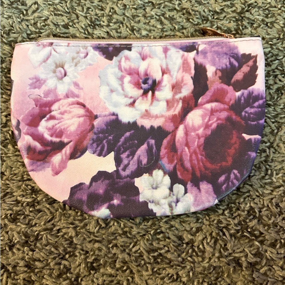 8 Small adorable Ipsy makeup bags. - Picture 8 of 9
